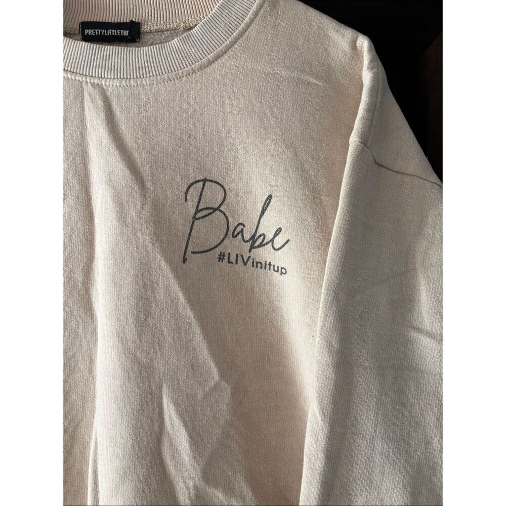 🐿️ Pretty Little Thing Tan Pullover Babe Sweatshirt Size Small - Picture 4 of 8